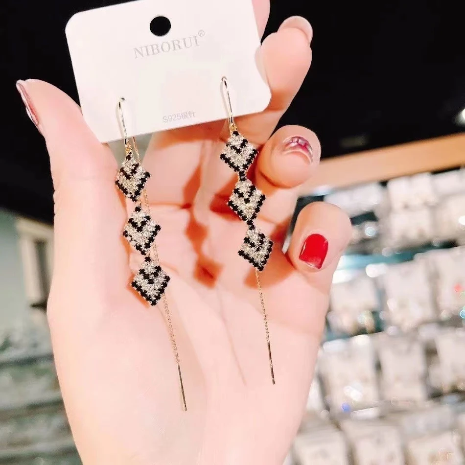 Pendientes largos con flecos negros de rombos Design Sense, elegantes y modernos para un look sofisticado.