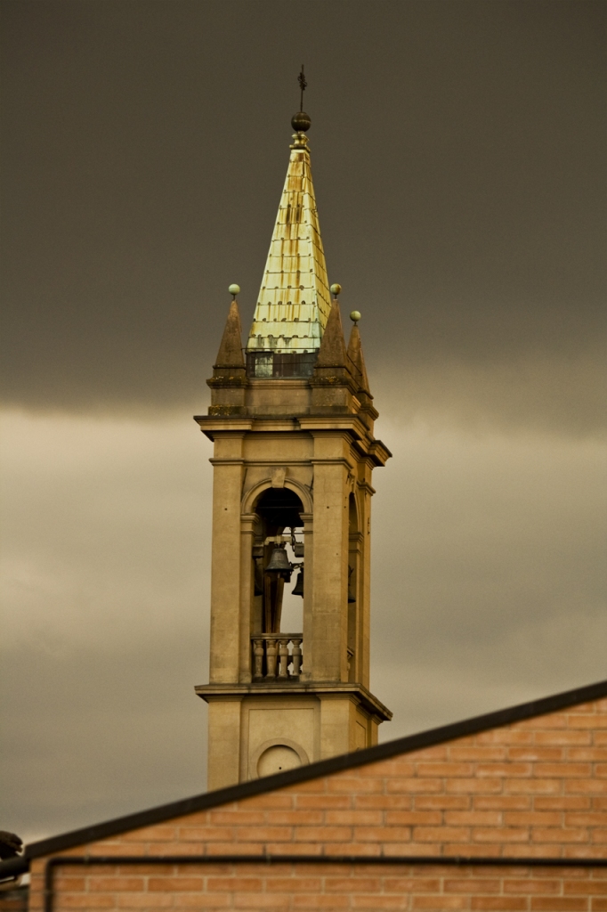 Campanile prima di un temporale di molino