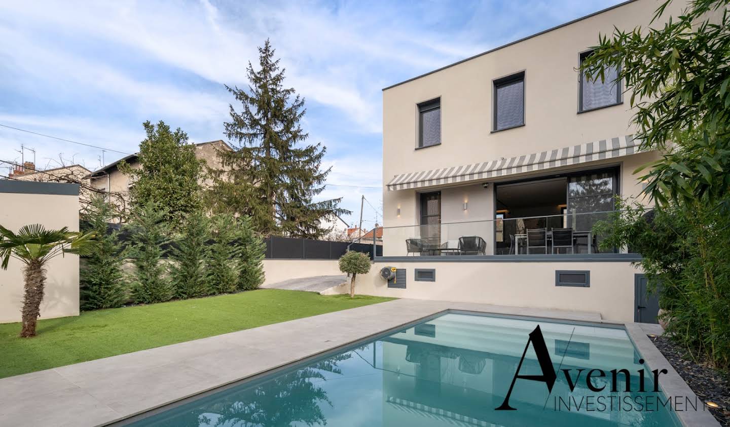 House with pool and terrace Villeurbanne