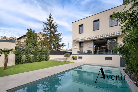 Maison avec piscine et terrasse