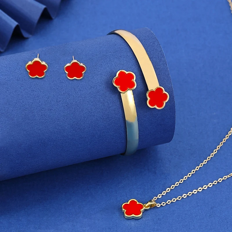 Pulseira de grama Parthenocissus com flor de cinco pétalas, conjunto de três peças. Adicione um toque natural e elegante ao seu visual.