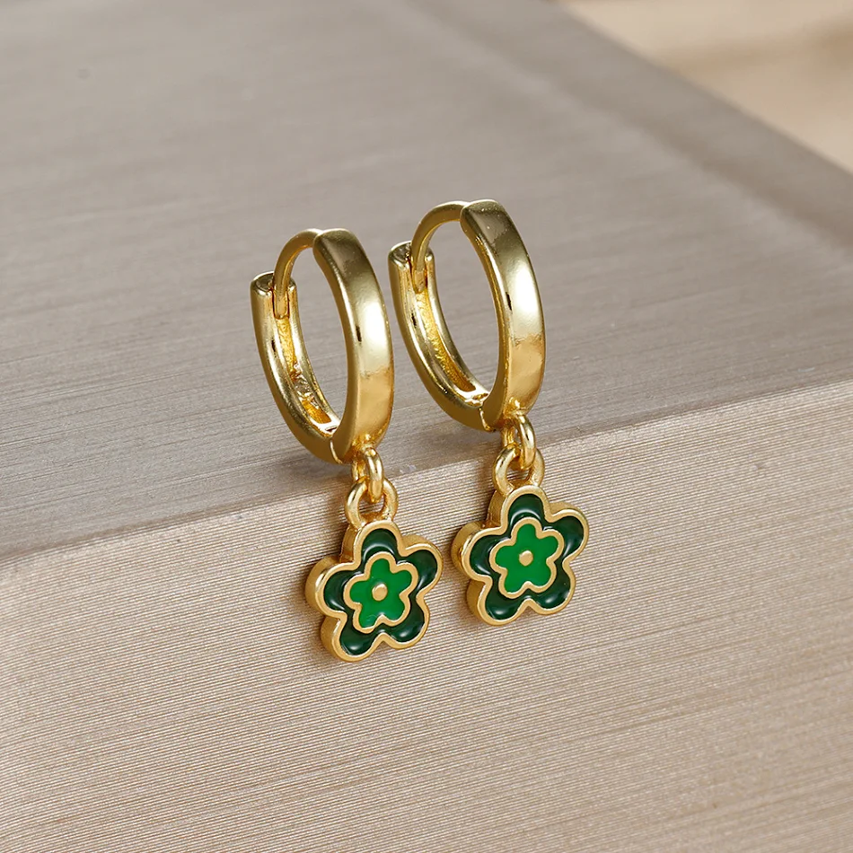 Boucles d'oreilles femme fleurs émail multicolores effet tache d'huile, bijoux tendance, accessoire de mode féminin, élégance et originalité.