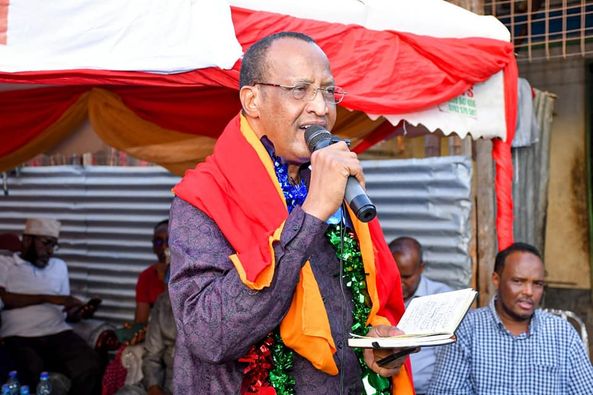 Former Garissa governor Nathif Jama addressing the Ajuran community members on Sunday, May 29.