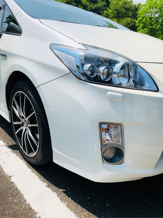 プリウスの洗車・ちょっとおサボり・プリプリ・横顔イケメン・はじめまして。初投稿です。に関するカスタム事例の投稿画像1枚目