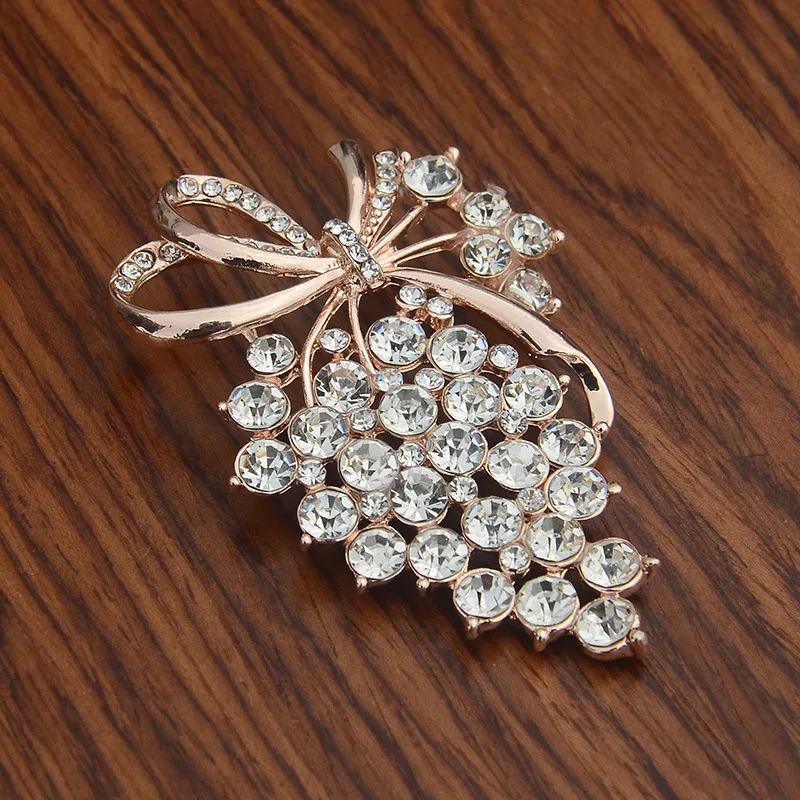 Broche de uva con diamantes para mujer Adorno sofisticado con brillo. Elegancia atemporal para realzar tu estilo diario. Joyería fina para ocasiones especiales.