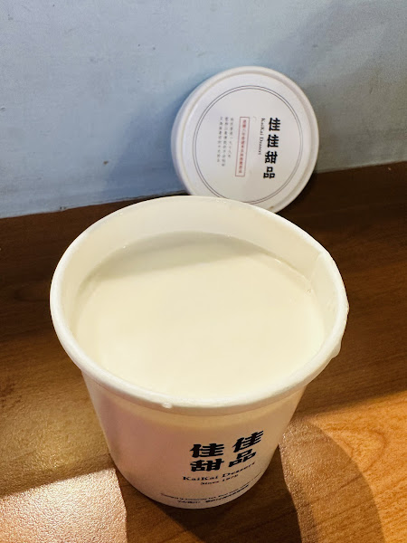 杏仁露口味明顯，口感略帶稠度、帶有杏仁粉末，芝麻湯圓皮浸泡後也不易破。

唯一的缺點就是單價真的不低，含手提袋162/杯