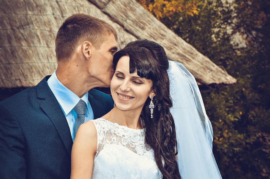 Wedding photographer Larisa Dovgalyuk (lora-foto). Photo of 2 November 2014