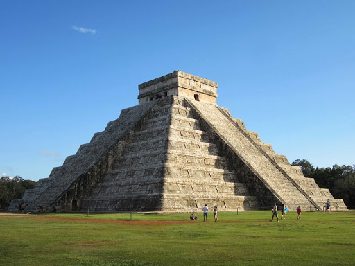 Chichen-Itza-Castillo.jpg - The Mayan pyramid El Castillo at Chichen Itza, in the Yucatan, Mexico.