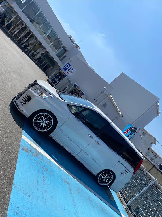 ヴォクシーのディーラーに行ってきた・CVTオイル・青空と愛車に関するカスタム事例の投稿画像1枚目