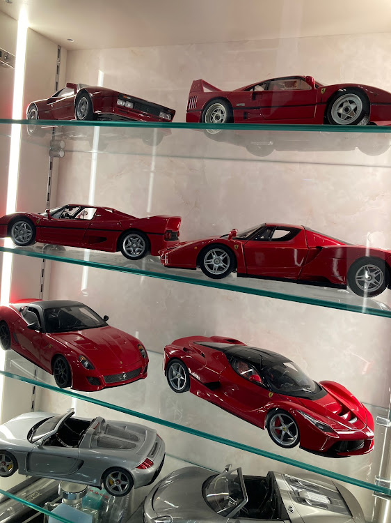 SHELBY-KRさんが投稿したミニカー・ミニカーコレクション・1/18ミニカー・オートアート・ミニチャンプスに関するカスタム事例の投稿画像3枚目