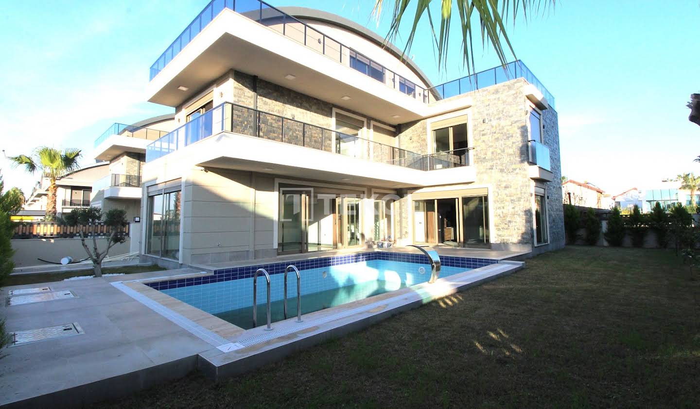 House with pool and terrace Antalya