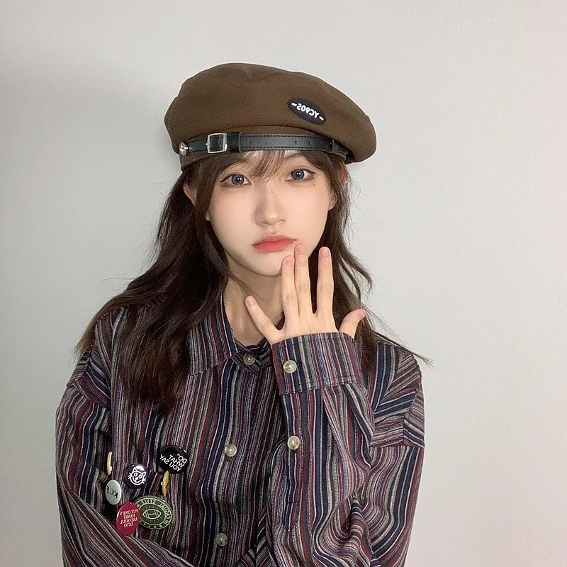Béret rétro japonais en métal et cuir, tendance printemps et automne. Un accessoire de mode parfait pour un style sophistiqué et intemporel.