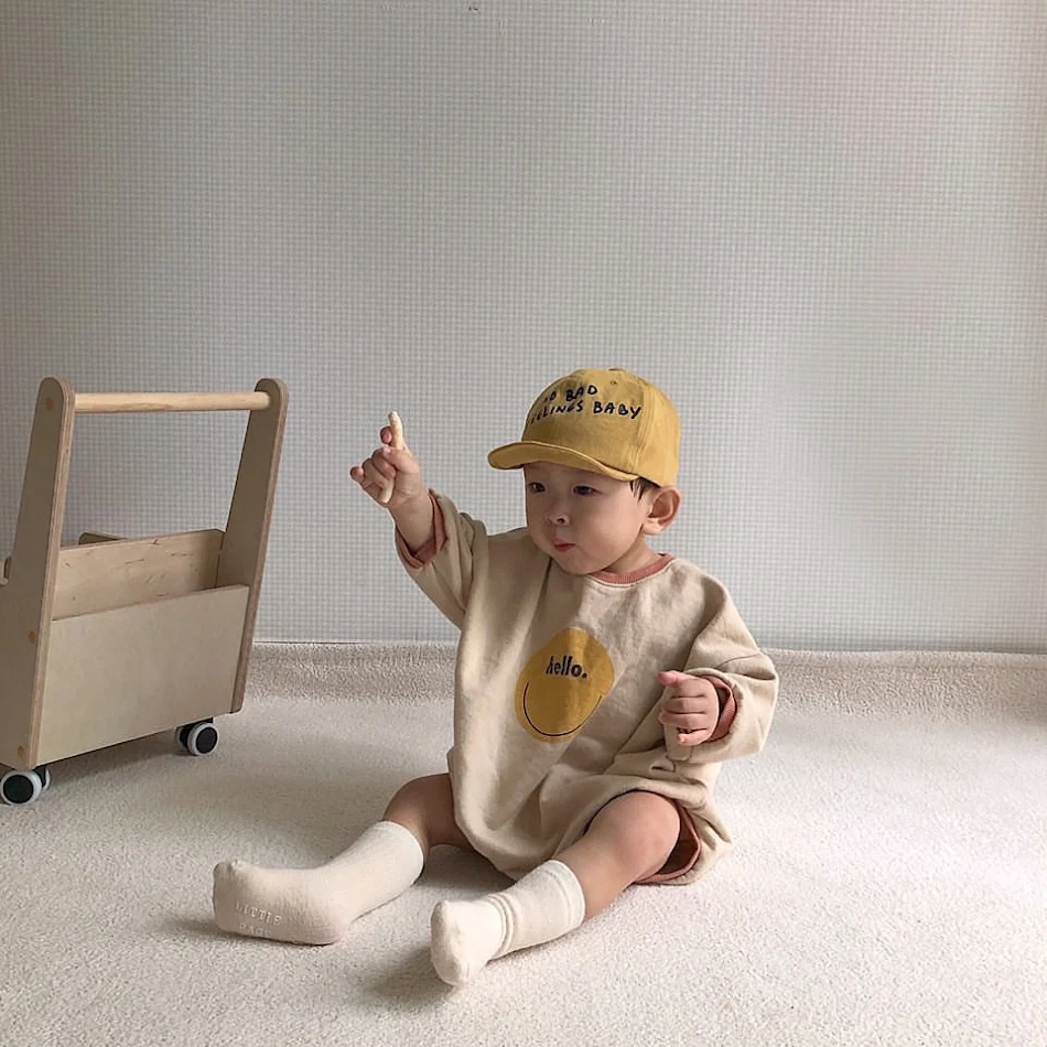 Body de bebê de manga longa com estampa de carinha sorrindo para conforto e alegria. Roupa macia e perfeita para o dia a dia do seu bebê
