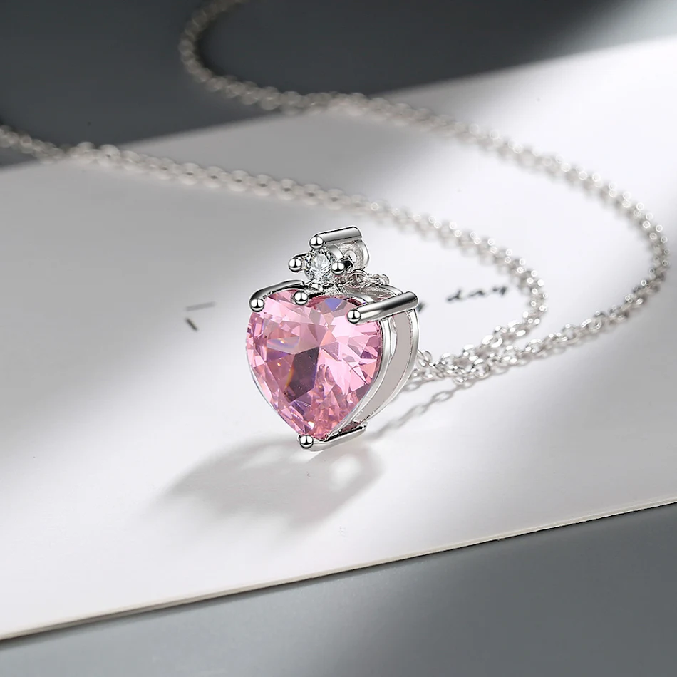 Colar com pingente de coração simples feminino com diamantes, um acessório elegante e delicado para complementar seu visual com um toque de brilho.