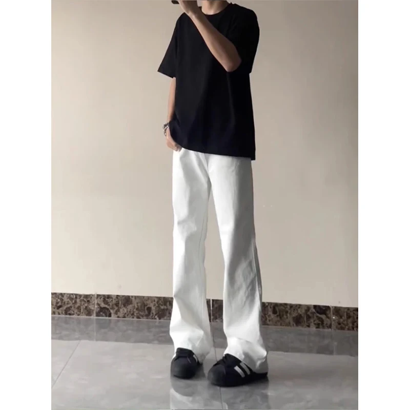 Schwarze Casual Hosen Gerade Micro-Pull für Herren. Bequeme Passform, einfacher Style. Perfekt für Alltag und Freizeit. Modern und minimalistisch.