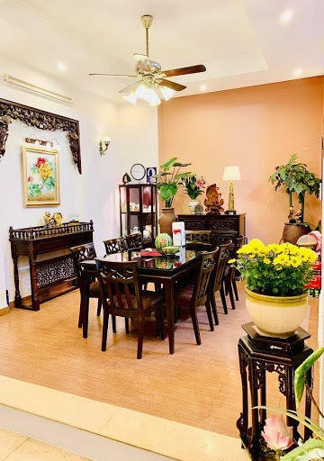 Căn bếp này trước đây từng có một cây cầu bắc qua hồ cá với thác nước chảy quanh năm
