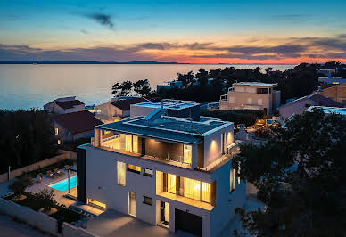 Maison avec piscine et terrasse 8