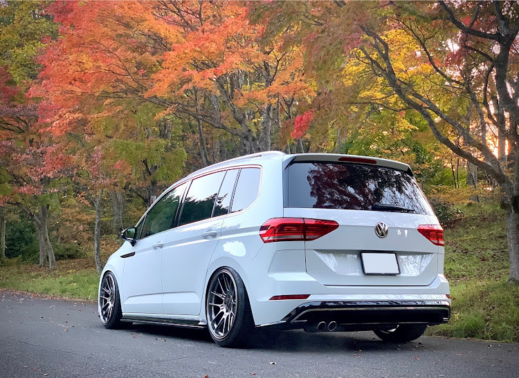 ゴルフトゥーランのVW・エンケイ・愛車のお尻はこんな感じ・今年もあとわずか・今年もありがとうございましたに関するカスタム事例の投稿画像1枚目