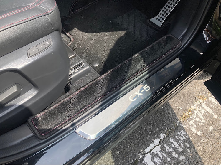 CX-5のスポーツアピアランス・CX-5・ジェットブラックマイカ・フロアマット・FJ CRAFTに関するカスタム事例の投稿画像2枚目