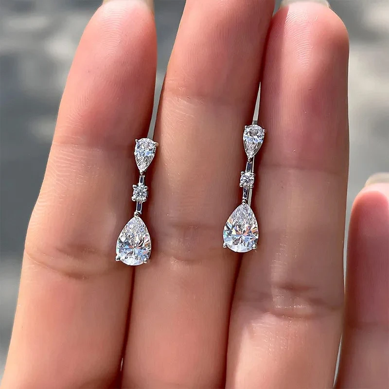 Boucles d'oreilles de mariage pour mariée 2023, nouvelles et fashion, en forme de goutte, intelligentes et mignonnes. Le bijou parfait.