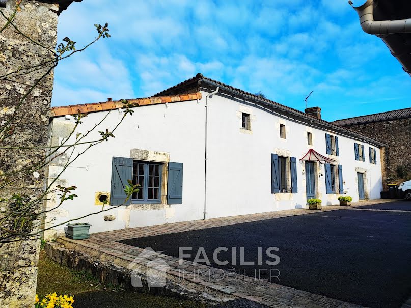 Vente maison 7 pièces 205 m² à Payroux (86350), 188 000 €