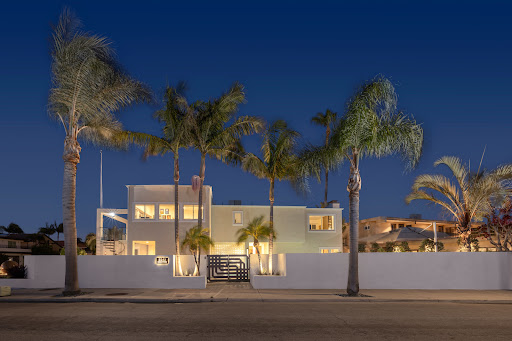 Contemporary house with pool and garden 1
