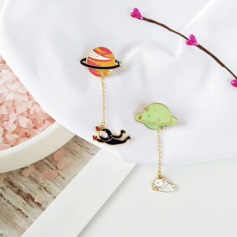 Broche ours polaire glacier, mignon dessin animé japonais, badge homme et femme. Un accessoire adorable et accrocheur pour toutes les tenues.