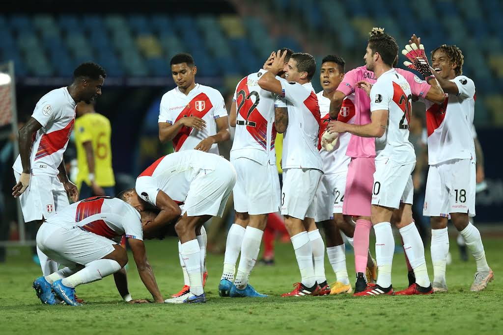 Foto de la selección peruana de fútbol celebrando en el campo de fútbol