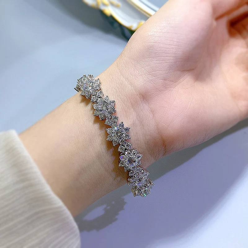 Bracelet Fleur de Tournesol Incrusté S925 Argent et Diamant Artificiel. Un bijou floral étincelant pour un look féminin et raffiné.