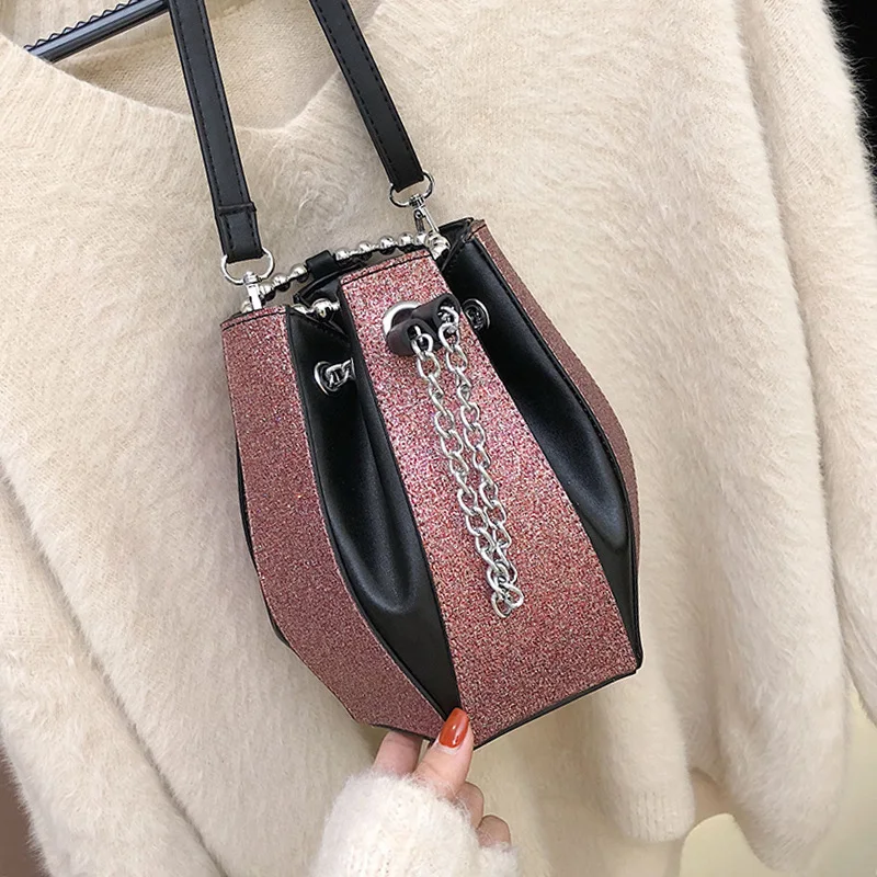Koreaanse bucket bag met ketting, eenvoudige schoudertas, ideaal voor een casual look en om je essentials gemakkelijk mee te nemen.