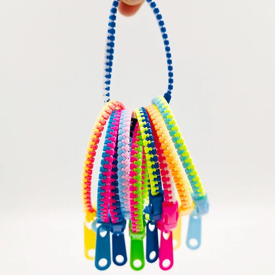 Kinderarmband met ritssluiting, tweekleurig en in snoepkleuren. Veilig, eenvoudig te gebruiken en leuk. Een perfect accessoire voor kinderen.
