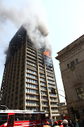 Fire, which resulted in the death of three firefighters, continue to ravage the government building in the Johannesburg city centre. 