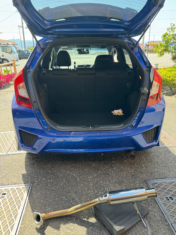 フィットの車検・ゼロファイターマフラー・HKSサイレントハイパワー・HKSに関するカスタム事例の投稿画像3枚目