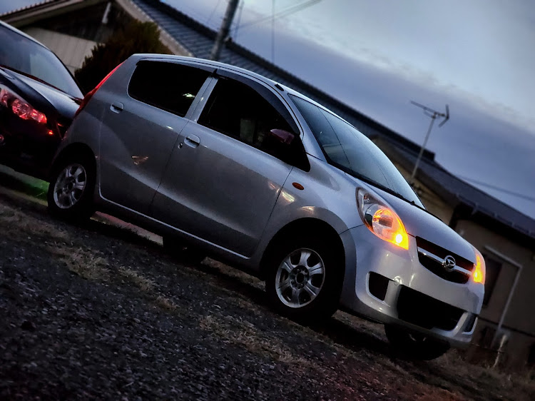 ミラのシルバーはイイぞぉー・マニュアル車はイイぞぉー・ダイハツ ミラ・夕方は盛れる🌆に関するカスタム事例の投稿画像1枚目