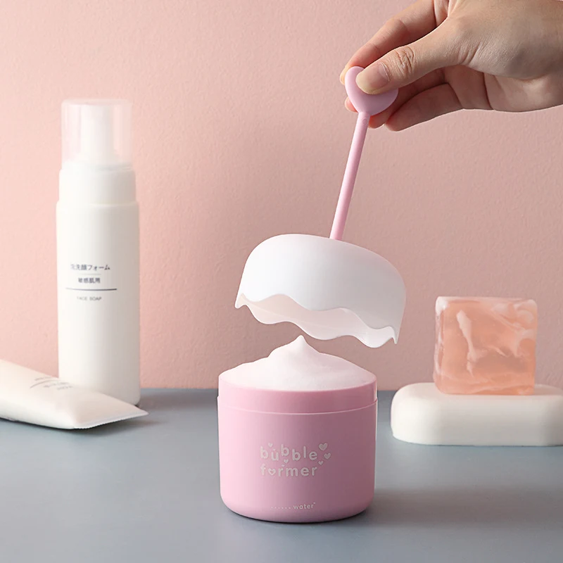 Mousseur Nettoyant Visage Portable Couleur Macaron Pression Crée une mousse onctueuse pour un nettoyage doux. Compact et parfait pour voyager.