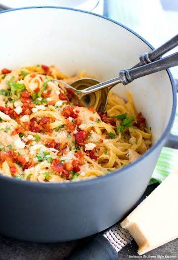 One Pot Chicken Fettuccine Alfredo with Bacon - melissassouthernstylekitchen.com