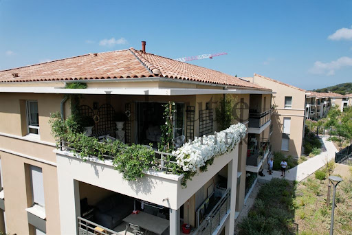 Prestige apartment / penthouse for sale in Ollioules (83190) - Flowered balcony overlooking modern buildings
