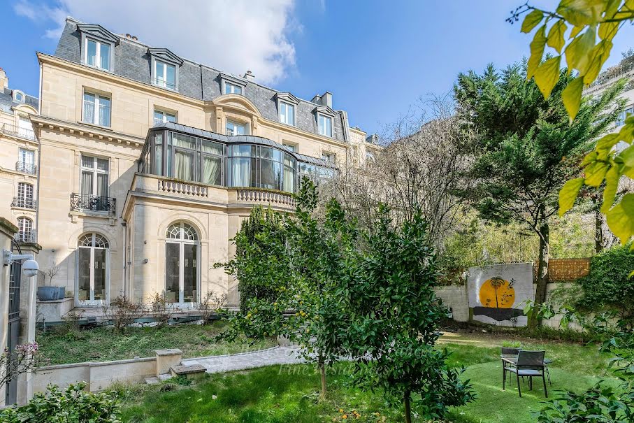 Vente hôtel particulier 20 pièces 1460 m² à Paris 16ème (75016), NaN €