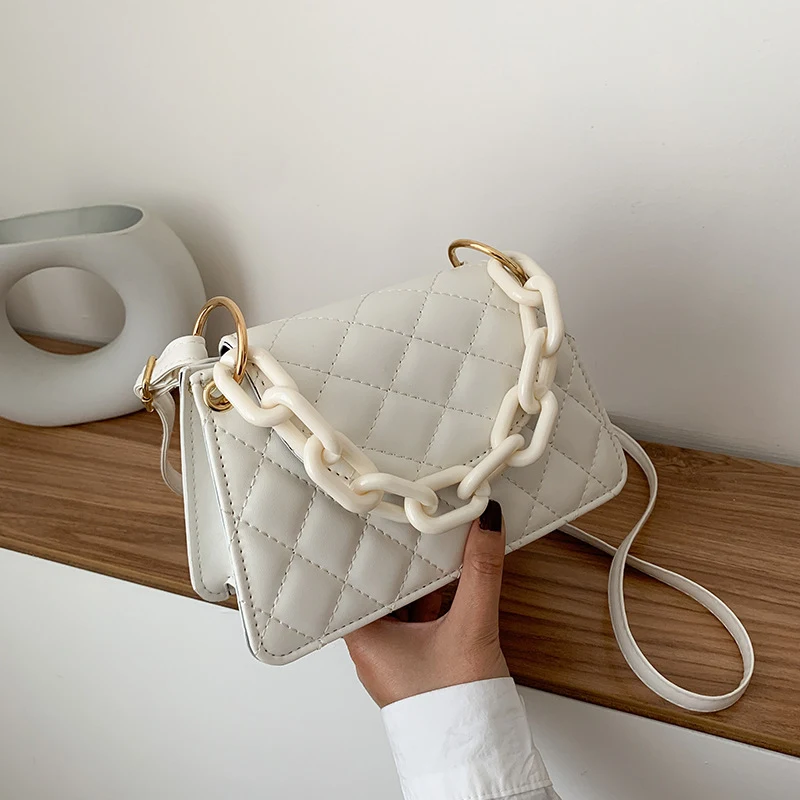 Bolsa Feminina Quadrada Pequena de Corrente Portátil com Diamantes. Bolsa Mensageiro de Ombro Niche para carregar seus itens essenciais com elegância.