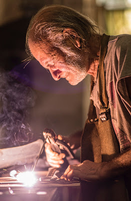 Un artista realizza una sua opera di mauriziosantioli