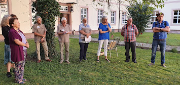 Austausch am Sonntagmorgen zur zukünftigen Arbeit im Klosterinnenhof2.jpg