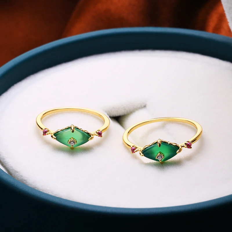 Anel de prata S925 com calcedônia verde simples, elegância e estilo atemporal. Joia fina para uso diário, realce sua beleza com este anel.