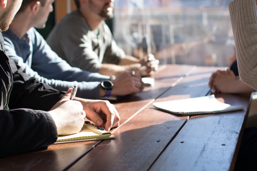 tração: grupo de homens reunidos discutindo ideias