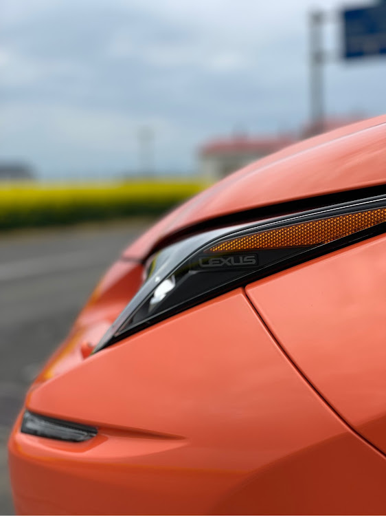 NXのNX300h Fスポーツ・ラヴァオレンジ🍊に関するカスタム事例の投稿画像1枚目
