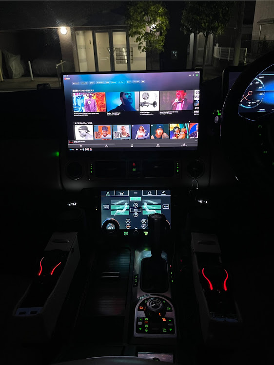 レンジローバーヴォーグの夏休み自由研究・17.3インチAndroidタブレット・ミニPC積んでみた・詳しくは謎・気づくと夏休み終わってるに関するカスタム事例の投稿画像1枚目