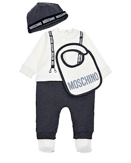 Подарочный набор из комбинезона с шапкой и слюнявчиком детский Moschino за 6 749 руб.