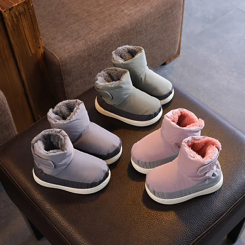 Kinderkatoenen schoenen met EVA-isolatie, hoog model. Biedt warmte en bescherming voor kindervoeten. Ideaal voor spelen en ontdekken.