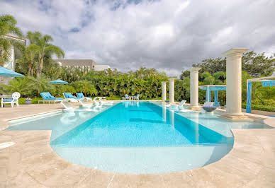 Maison avec piscine et terrasse 1