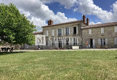 Vineyard with outbuildings 17