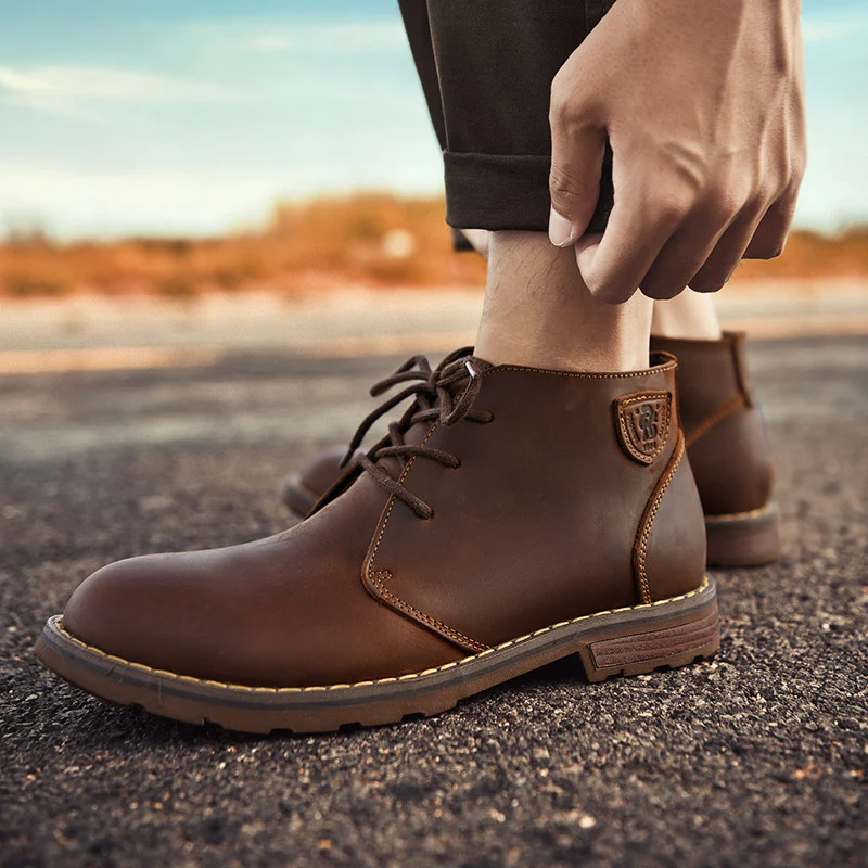 Lässige Doc Martens Stiefel aus Crazy Horse Rindsleder, mittelhoher Schaft, runder Kopf. Robuste, langlebige Freizeitschuhe für Herren.